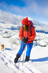 山间小道上遛狗的女孩山里的冬天图片