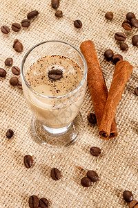 咖啡奶油乳液一杯中含咖啡豆和黄图片