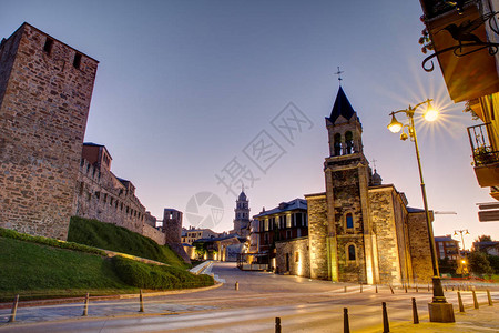 圣殿城堡和圣安德烈斯教堂在西班牙庞弗图片