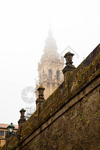 圣地亚哥大教堂的钟楼被雾笼图片