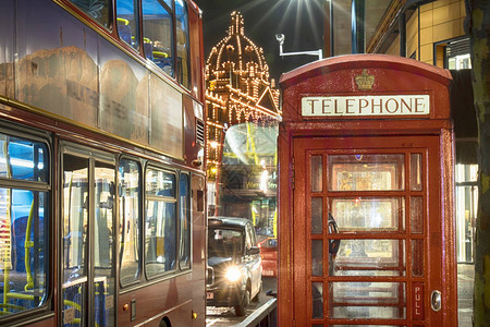 伦敦骑士桥的红色电话箱和夜间交通线红电图片