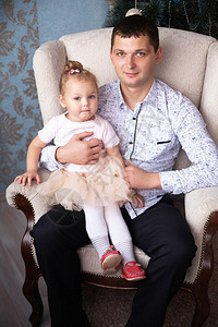 父亲和他的小女儿坐在扶图片