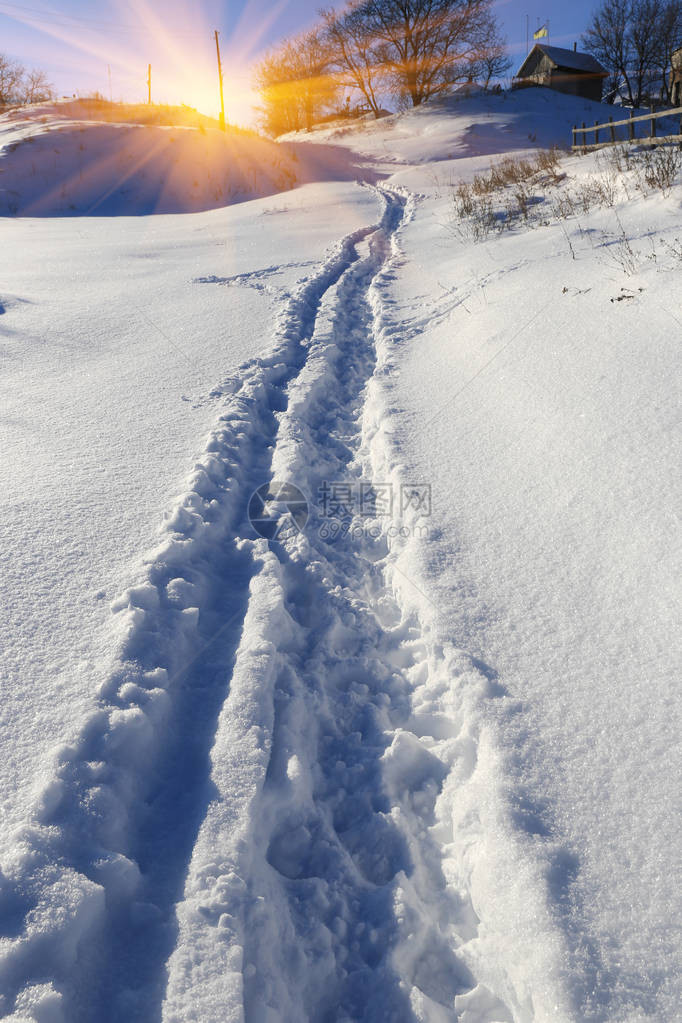 在被白雪覆盖的草地上的路径图片