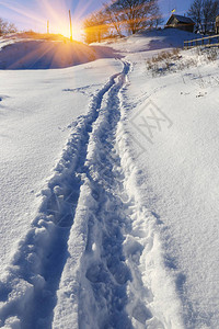 在被白雪覆盖的草地上的路径图片