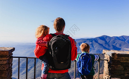 父亲和两个孩子的父亲在山区旅图片