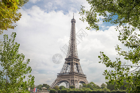 Eiffel塔在法国巴黎的PampdeMars铁塔上图片