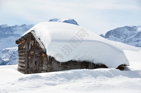 美丽的山区冬季风景瑞图片