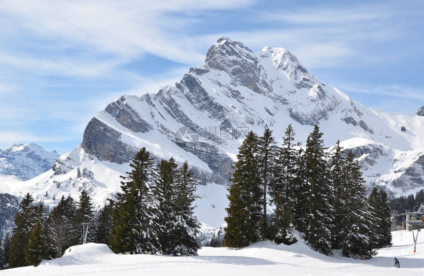 美丽的山区冬季风景瑞图片