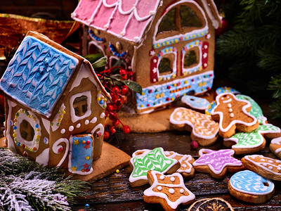 准备过圣诞节的姜饼屋村装饰品圣诞饼干和雪树枝图片