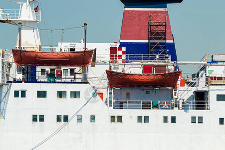 客船和橙色救生艇的侧视图图片
