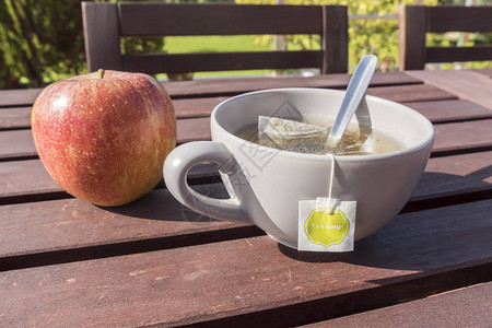 一杯苹果茶花园早餐图片