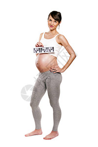 孕妇期待新生儿和持有超声波图片