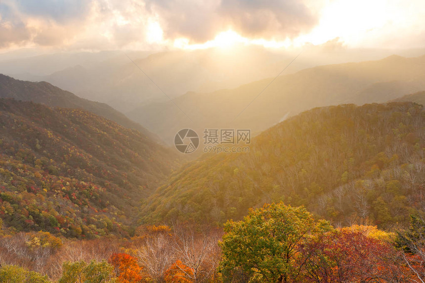 日本半月山的日落图片