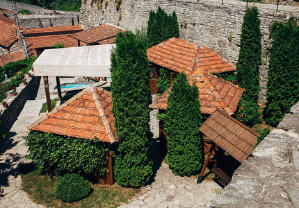 老城楼阁的橙色屋顶古老的建筑图片