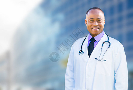 英俊的非裔美国人男医生在医院大楼外面图片