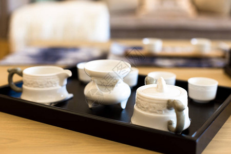 现代客厅餐桌上的优雅陶瓷茶具图片