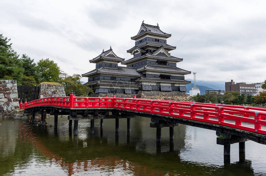 日本红桥和松本城图片