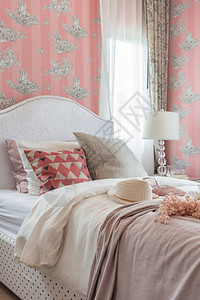 带有经典床式室内设计风格的粉图片