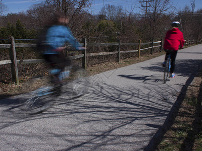 两名骑自行车者在巴尔的摩和安纳波图片