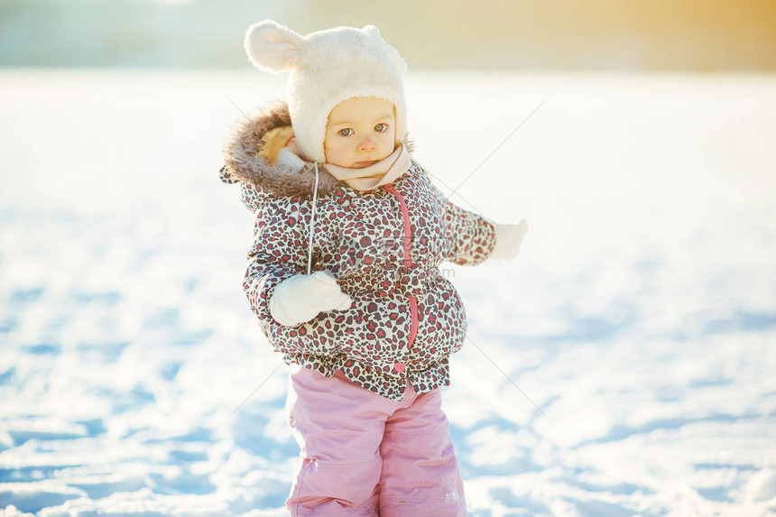 小女孩穿着一顶温暖的牙套和帽子图片