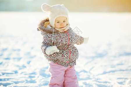 小女孩穿着一顶温暖的牙套和帽子图片