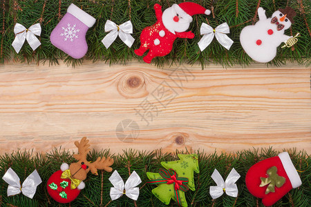 圣诞框架由白弓雪人和圣诞老人所装饰的fir树枝组成图片