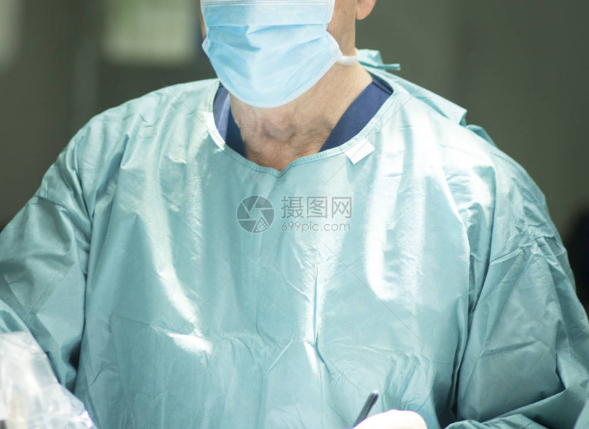 外科医生在医院诊所的手术室急诊室手术中穿着蓝色手术无菌图片