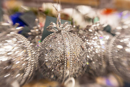装满圣诞树的银球图片