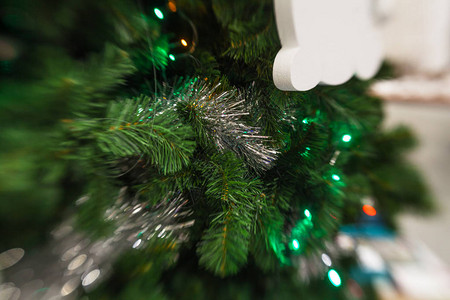 挂在树上的圣诞灯图片
