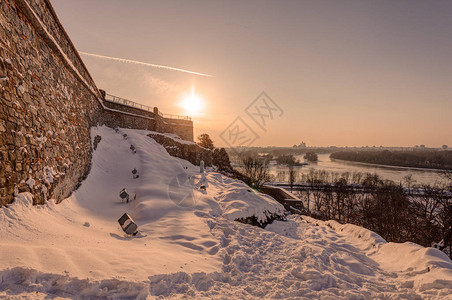 从雪下两条河口的堡垒上可以看到浅深的田地背景图片