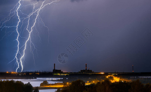 雷暴在发电厂上方夜间图片
