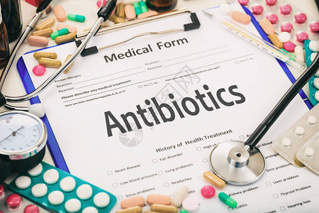 写在医疗表单中的抗生素背景图片