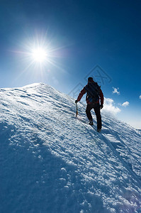 登山者到达雪峰顶图片