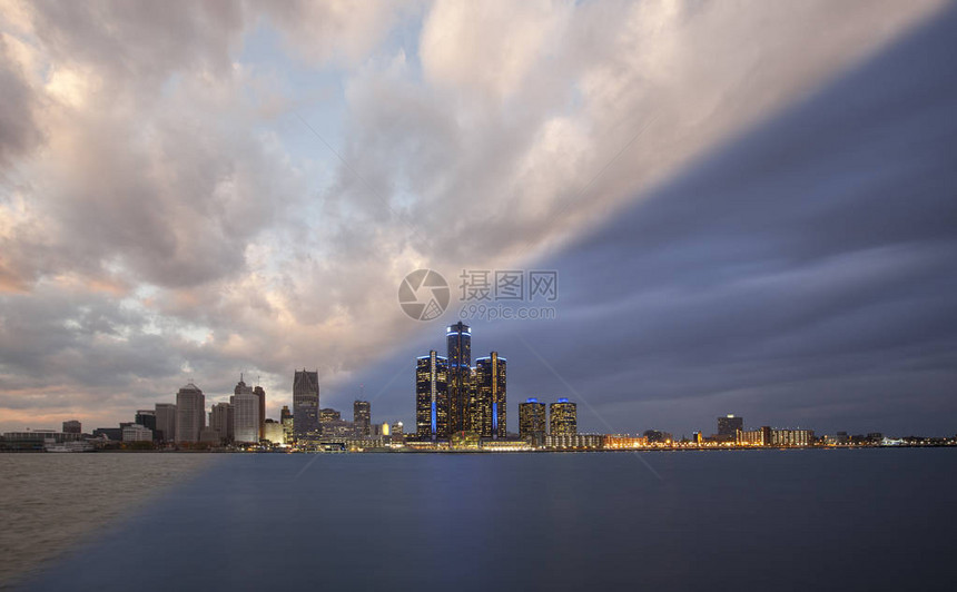 底特律市水边和天线日落以及阴暗的图片