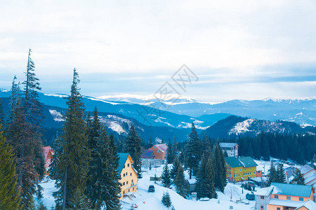 地貌景观山脚的房屋雪覆盖的山岳图片