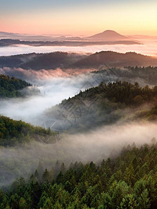 美丽的秋天风景与山景图片