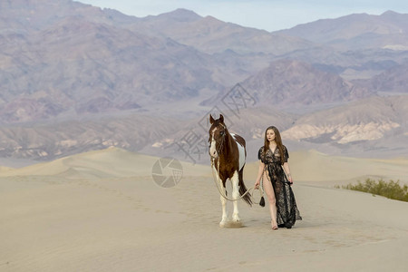 一个女模特骑着马穿过图片