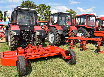 展会上的新拖拉机和农业机械图片