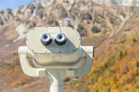 在室外风景的旅游双筒望远镜图片