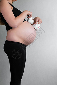 等待婴儿的孕妇的Pj图片