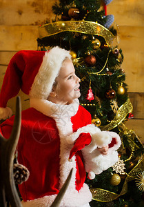 圣诞小女孩穿着红色圣诞老人帽子和外套图片