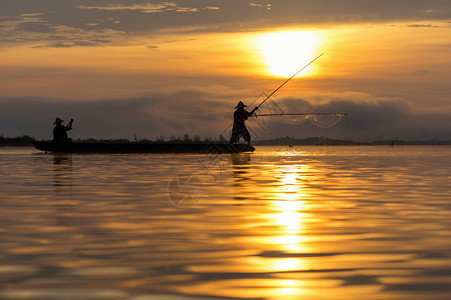 当日出在自然河流中捕鱼时图片