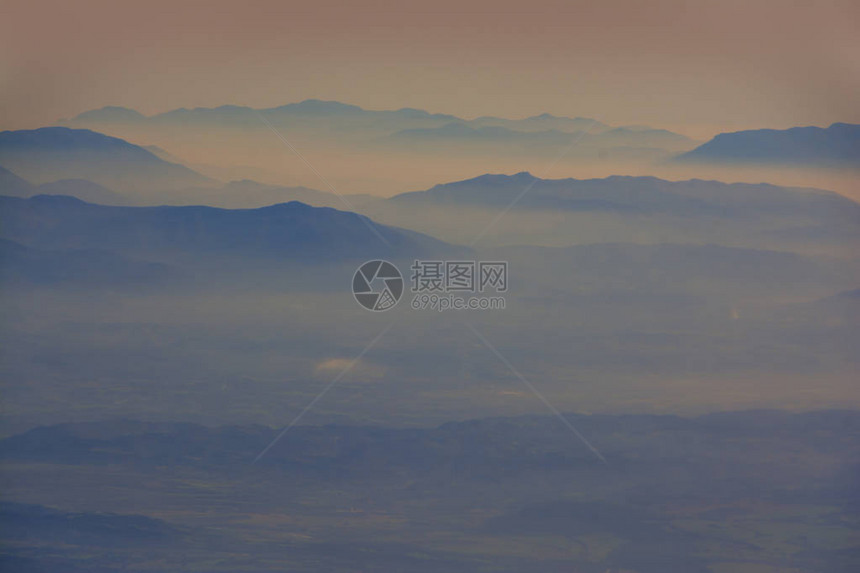 从飞机上鸟瞰山脉美丽的星球景观图片