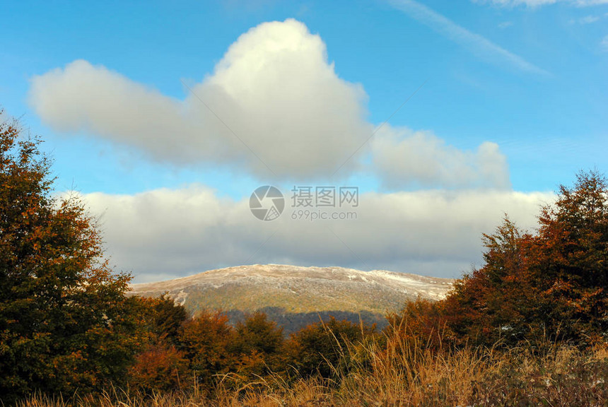 秋天的山地风景Bies图片