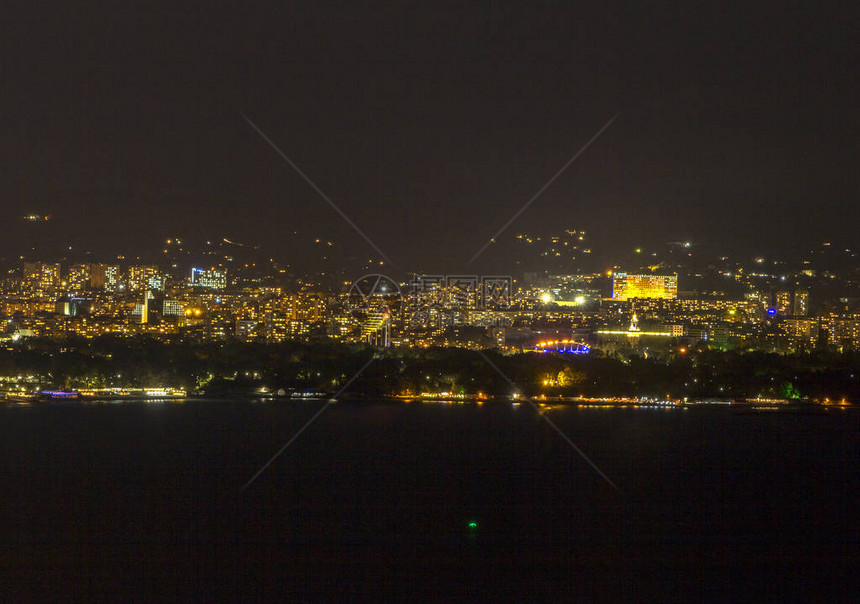 保加利亚瓦尔纳市城至地平线的图片
