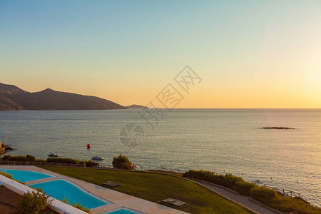 地中海和几个游泳池的美丽景色日出以图片