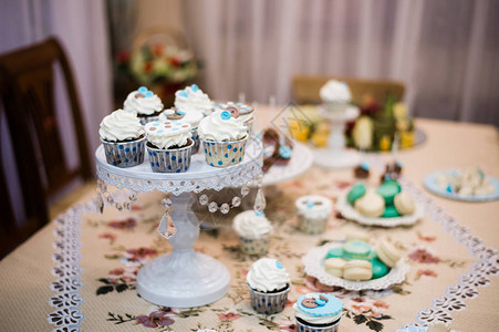 派对甜点桌Ombre蛋糕纸杯蛋糕甜味和鲜花图片