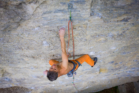 攀岩者使用绳索和设备攀登悬崖图片