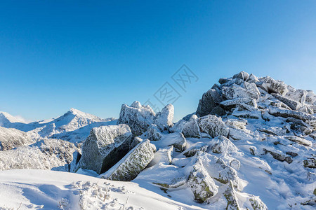 在山的美好的冬天风景图片
