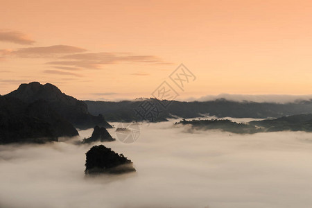 晨雾背景是群山图片